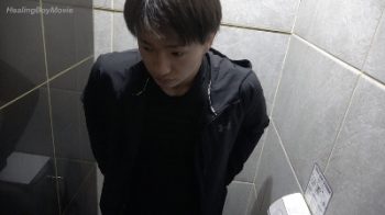 HBM-091 – 18歳が緊張しながら公衆トイレの中でドキドキオナニー！