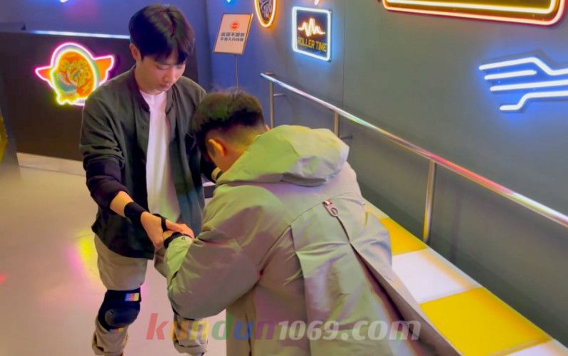 [OF] VEGAN TWINK x GorGor_Gao 看到可愛弟弟不太會滑就去教他一下